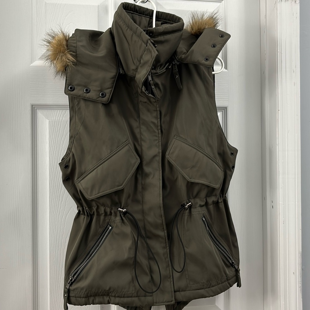 Polyester and cotton lining warm snorkel vest with faux fur.
